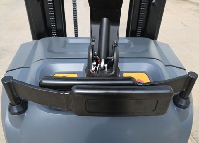 ISO Sertifikasi Full Electric Stacker Forklift 1000kg Kapasitas Dengan Reach Baterai dioperasikan forklift 5
